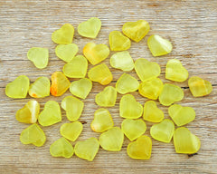 Several small crystal hearts 25mm-30mm on wood table